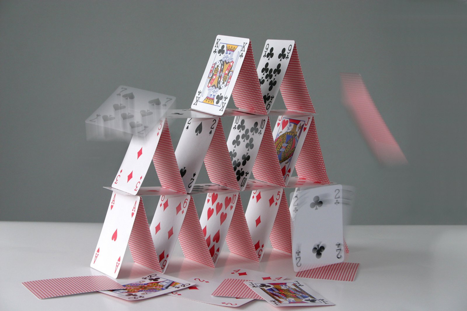 Cracks Appear as Critics Label Bitconnect a Ponzi Scheme
